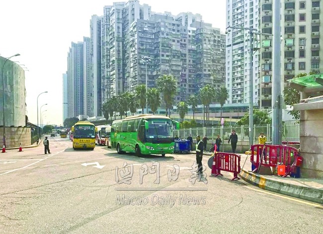 25AX臨時站改在關閘廣場東側客運站入口旁的旅遊巴落客區
